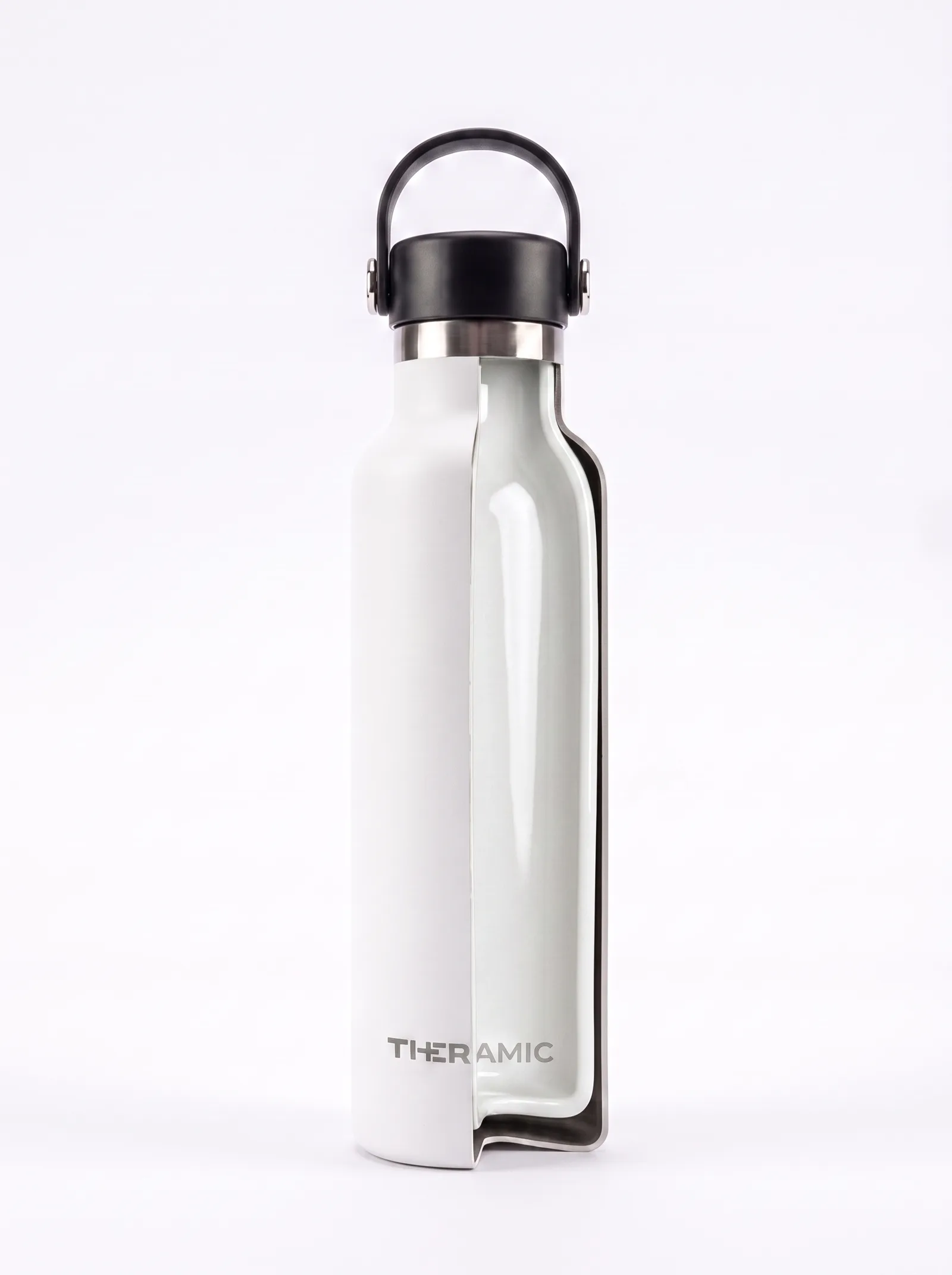 La misma botella abierta en corte: la capa de cerámica blanca que recubre todo el interior